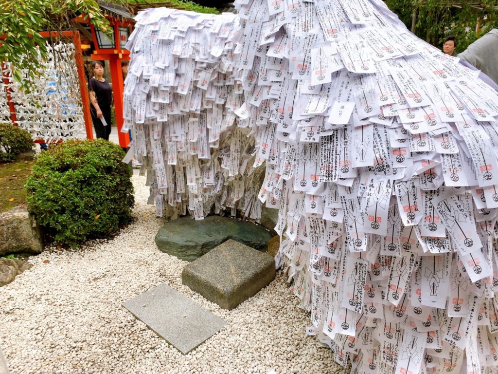 井金比羅宮 縁切り縁結び碑　裏側